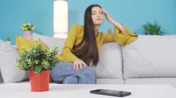 La technologie et achats intoxiqué Jeune femme obtient stressé et dépassé. Jeune femme qui Est-ce que une lot de en ligne achats et dépense temps sur le téléphone . video