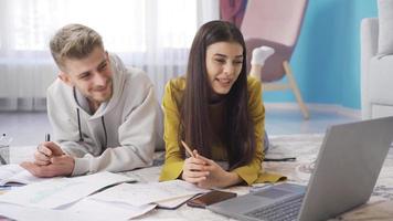 giovane alunno coppia studiando a casa parlando con amici su video Chiacchierare su il computer portatile