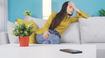 teléfono fanático joven mujer quiere a obtener lejos desde teléfono inteligente y es luchando. video