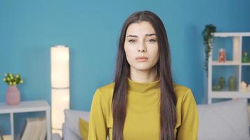 retrato de triste joven mujer. infeliz y Deprimido mujer. triste joven mujer no sensación bien mirando a cámara con lloroso ojos, domestico violencia, divorcio, abuso, calumnia. video