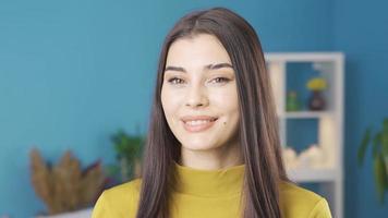 detailopname portret van gelukkig en mooi vrouw. jong charmant en mooi vrouw glimlachen op zoek Bij camera. video