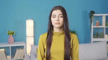 triste femme à la recherche à caméra pensivement et inquiet. triste Jeune femme sentiment sans espoir, en pensant à propos sa deuil, sentiment seul. violent mariage, violent moyens de subsistance. video