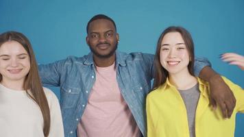 tre diverso multietnico asiatico giovane donne nero giovane uomo e europeo giovane donna sorridente contento amicizie, mondo fratellanza, Abiti e stili. video