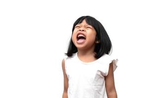 retrato de una chica asiática emocional enojada gritando y gritando frustrada con ira, loca y gritando sobre fondo blanco, concepto de trastorno por déficit de atención con hiperactividad adhd foto
