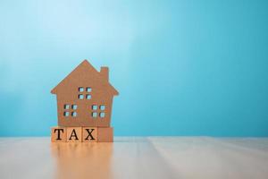 de madera casa en impuesto. el concepto de Finanzas y inversión en propiedad residencial y impuesto pago. foto