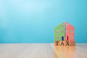 de madera casa en impuesto. el concepto de Finanzas y inversión en propiedad residencial y impuesto pago. foto