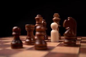 de madera cifras empresario en pie confrontar de ajedrez Rey y siendo en el ajedrez círculo. nuevo negocio jugadores son frente a retos el administración o liderazgo, análisis, estrategia concepto.