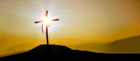 crucifixión de Jesús Cristo - cruzar a puesta de sol. el concepto de el Resurrección de Jesús en cristiandad. crucifixión en calvario o Gólgota colinas en santo Biblia. foto