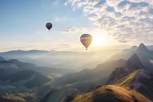 vistoso caliente aire globos mosca en cielo hermosa montaña paisaje foto