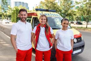 paramédicos a trabajo con un ambulancia. paramédico enfermero y emergencia médico a ambulancia con equipo foto