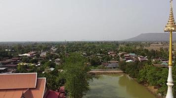 antenne visie van tempel in Thailand. video