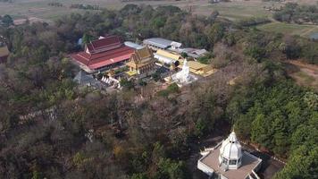 antenne visie van tempel in Thailand. video