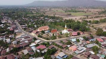 vista aérea del templo en tailandia. video