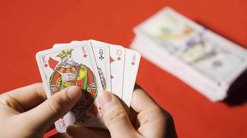 Spieler Mann Wetten Theaterstücke Poker. das Mann Wer setzt das Geld auf das Glücksspiel Tabelle sieht aus beim das spielen Karten im seine Hand und arrangiert ihnen. video