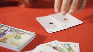 le joueur gagne dans poker et prend le meilleur de le tableau. le joueur qui pose le cartes sur le table gagne et dessine le enjeux à lui-même. video