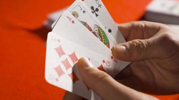 Glücksspiel, arrangieren spielen Karten. zweiundfünfzig Karten. Spieler Mann spielen Poker und arrangieren spielen Karten im seine Hand, suchen. video