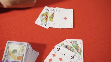 le gagnant homme à poker. le joueur qui pose le cartes sur le table gagne et dessine le enjeux à lui-même. video