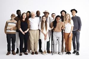 socialmente diverso multicultural y multirracial personas en un aislado blanco antecedentes foto