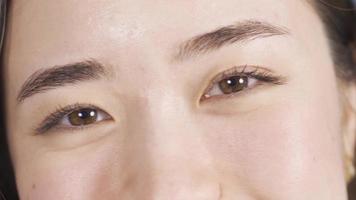 Nahansicht asiatisch Frau Augen. Schräge Augen. Augen von schön und attraktiv asiatisch Frau. video
