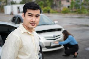 contento empresario conductores hacer no preocupación después un coche accidente porque tener coche accidente seguro. y triste hombres conductores hacer no tener coche accidente seguro. foto