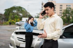 dos conductores llaman al seguro después de un accidente automovilístico antes de tomar fotografías y enviar el seguro. idea de reclamo de seguro de accidente automovilístico en línea después de enviar fotos y evidencia a una compañía de seguros.