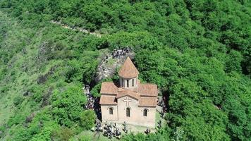 aéreo ver de el alemán Iglesia en el ladera de la montaña - azerbaiyán video