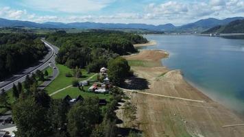 vue aérienne du réservoir de liptovska mara en slovaquie. surface de l'eau video