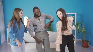 jung Menschen von anders Rennen haben Spaß Tanzen beim heim. multiethnisch Gruppe von freunde Tanzen beim heim. asiatisch Frau, europäisch Frau und afrikanisch Mann. video
