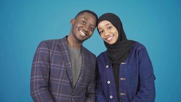 Porträt von glücklich afrikanisch Muslim Paar. afrikanisch Paar. Porträt von afrikanisch Kopftücher Muslim jung Frau und jung Mann. video