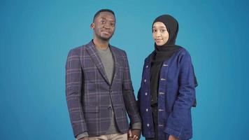 Porträt von glücklich Muslim afrikanisch Paar. verheiratet Muslim afrikanisch jung Mann und jung Frau im Hijab suchen beim Kamera. video