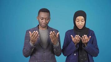 africano muçulmano homem e hijab mulher Rezar. africano muçulmano mulher e homem dentro hijab Rezar, islamismo, fé. video