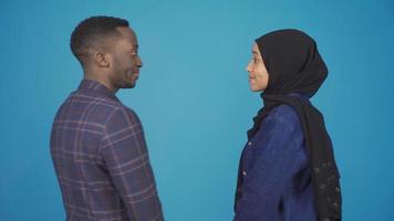 africano feliz positivo muçulmano casal sorridente e olhando às Câmera. africano muçulmano homem e dele hijab esposa olhando às Câmera e sorridente. video