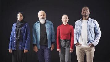 portrait de Multi-éthnique groupe de adulte copains socialiser. fraternité et interracial amitiés. aimant Indien homme, asiatique femme et africain homme et femme, copains et souriant à la recherche à caméra. video