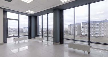 ciclo continuo rotazione e panoramico Visualizza nel vuoto moderno sala con colonne, porte e panoramico finestre. video