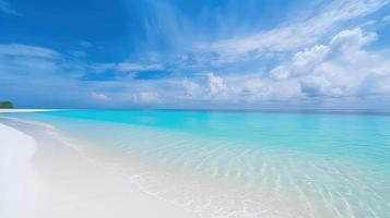 hermosa arenoso playa con blanco arena y laminación calma ola de turquesa Oceano en soleado día en antecedentes blanco nubes en azul cielo. vistoso Perfecto panorámico natural paisaje. foto