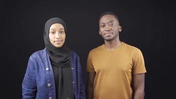 fechar-se retrato do africano muçulmano Garoto e garota. islâmico fraternidade. africano muçulmano homem e mulher olhando às Câmera. religioso fraternidade e africano cultura. video