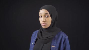 Porträt von Muslim jung Frau im afrikanisch Kopftuch. Muslim afrikanisch jung Frau im Hijab suchen beim Kamera. das Konzept von islamisch Religion und Verschleierung. video