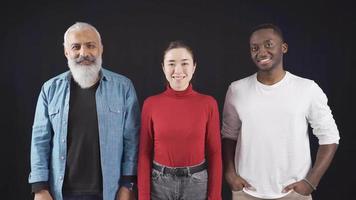 retrato de africano hombre, asiático mujer y europeo hombre. retrato de multiétnico gente. retrato de Tres diferente multirracial modelos video