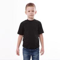 Diseño de camisetas y concepto de personas: primer plano de un joven con una camiseta negra en blanco, la parte delantera y trasera de la camiseta aislada. foto