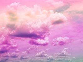 belleza dulce pastel rosa púrpura colorido con nubes esponjosas en el cielo. imagen de arco iris de varios colores. fantasía abstracta luz creciente foto