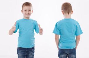 camisa diseño y personas concepto - cerca arriba de joven hombre en blanco azul camiseta frente y posterior aislado. burlarse de arriba modelo para diseño impresión foto