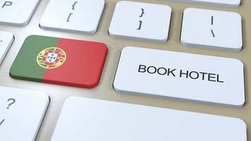 livre Hôtel dans le Portugal avec site Internet en ligne. bouton sur ordinateur clavier. Voyage concept 3d animation. livre Hôtel texte et nationale drapeau