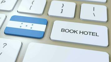 livre Hôtel dans Honduras avec site Internet en ligne. bouton sur ordinateur clavier. Voyage concept 3d animation. livre Hôtel texte et nationale drapeau