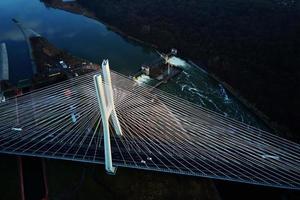 gran puente sobre el río con tráfico de coches foto