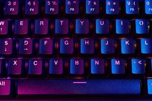 teclado rgb para juegos sobre fondo oscuro foto