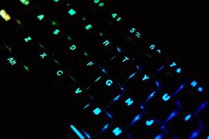 teclado rgb para juegos sobre fondo oscuro foto