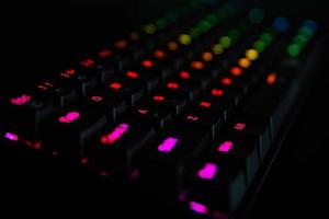 teclado rgb para juegos sobre fondo oscuro foto