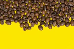 marrón café frijoles en amarillo antecedentes. parte superior horizontal ubicación objetos, Copiar espacio para texto a abajo. plano poner, de cerca ver de café todavía vida foto