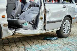 estrellado coche después tráfico accidente en la carretera foto