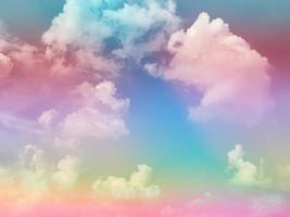 belleza dulce azul pastel rojo colorido con nubes esponjosas en el cielo. imagen de arco iris de varios colores. fantasía abstracta luz creciente foto